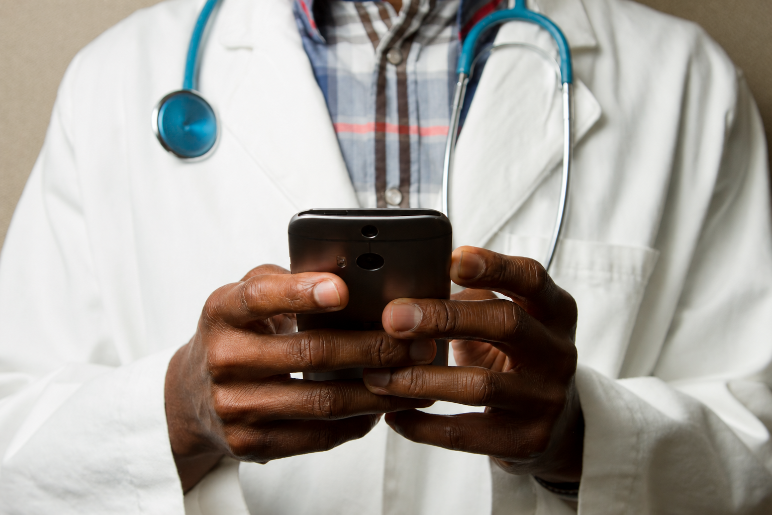 Profesional de salud con estetoscopio