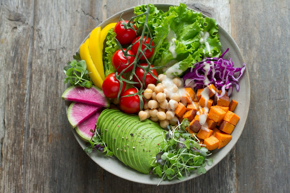 Alimentos variados en un plato